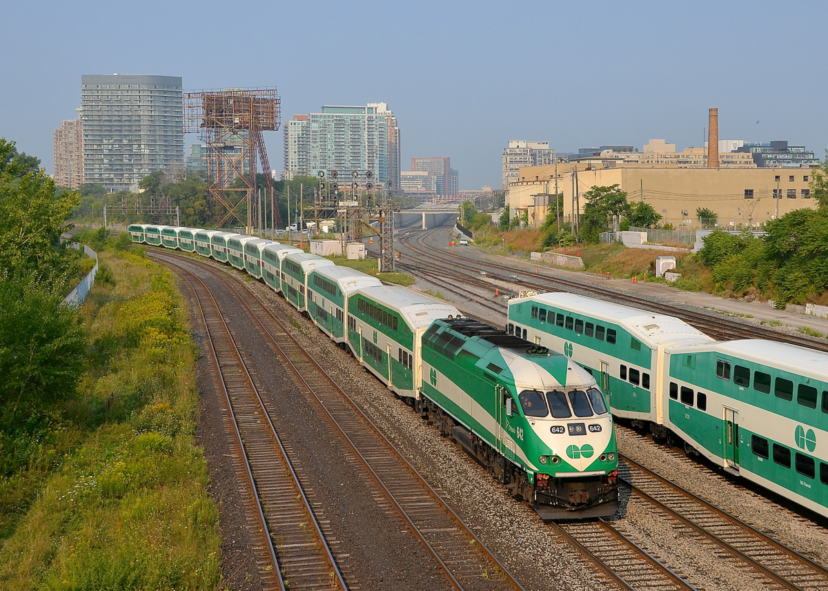 A 12-car set led by GOT 642 approaches Bathurst Street in September 2015. The entire train is in GO Transit's older paint scheme, something which is harder to see these days.