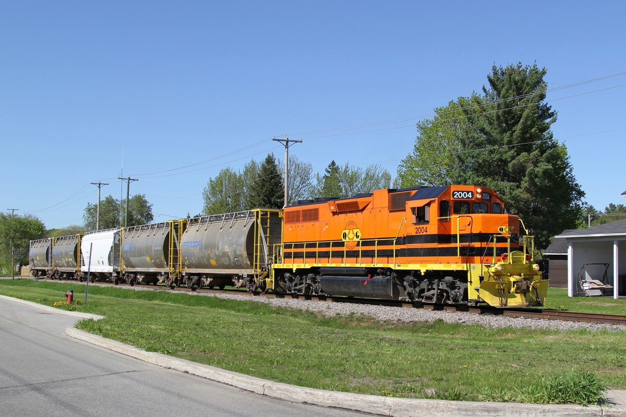 Quebec Gatineau GP38 2004 heads south with five cars from the ERCO Mondial plant in Buckingham.