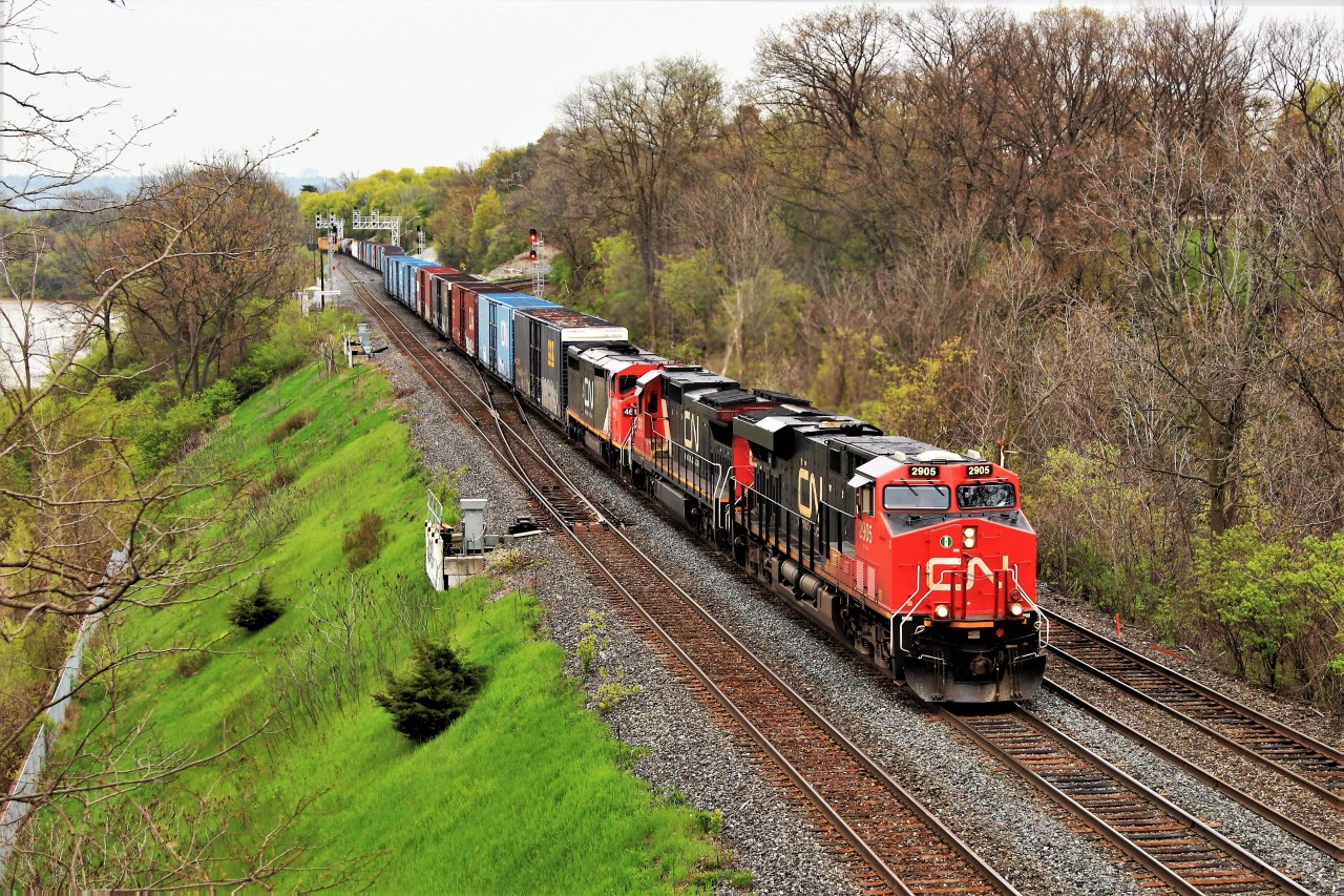 Just in case you think I forgot we have two main rail lines in the area, here is CN 2905 leading CN 2017 and BCOL 4615 through Bayview Junction on their way for work at Aldershot.