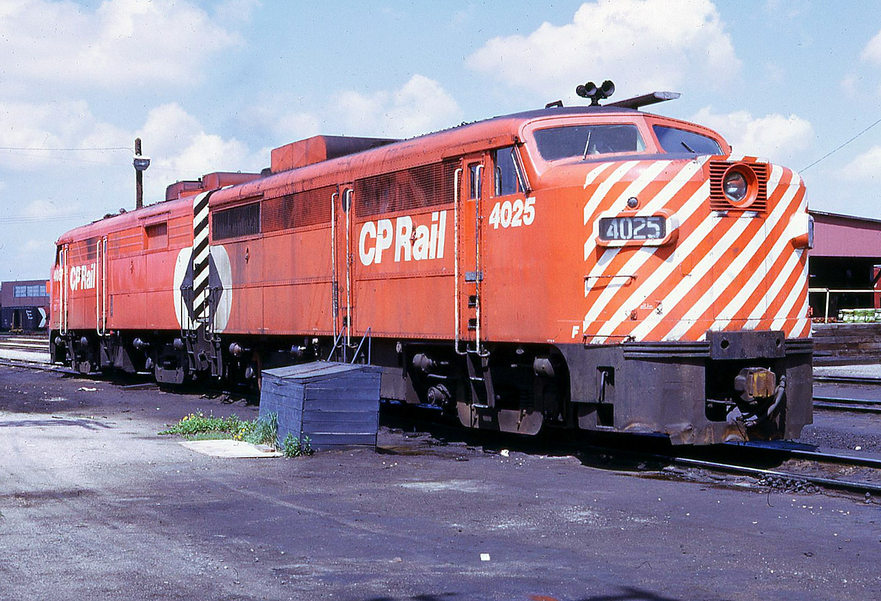 On a day trip to the Great Southwest, a short visit to CP's London facility at Quebec Street yielded only 3 engines. These two Montreal-born products were looking pretty snappy in their new corporate paint, so I quickly snapped the shutter and departed the property before I was brought in for questioning. Most of the time you could take a few photos without lingering, but sometimes there was no patience for trespassers.