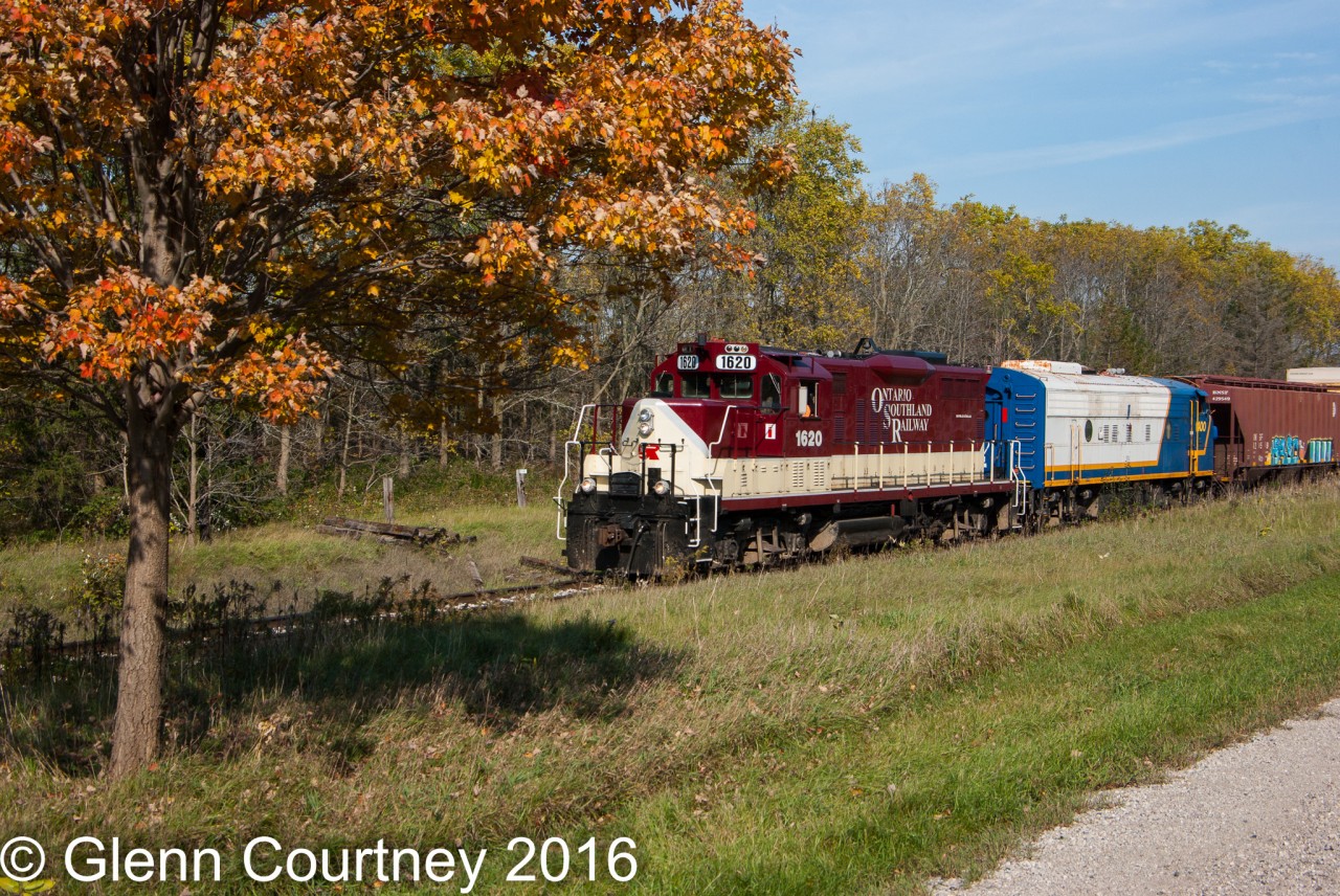 Ontario Southland GP9u 1620, a former CPR unit, leads the Woodstock Turn westbound on the east side of Ingersoll.