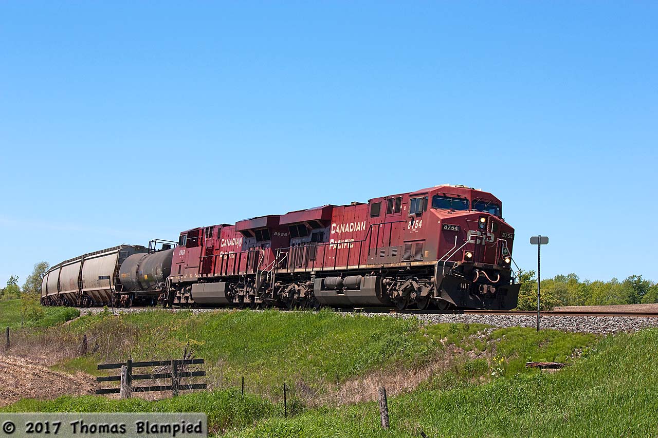 CP 118 rounds the curve at Brand Road as it approaches the western end of Port Hope siding.
