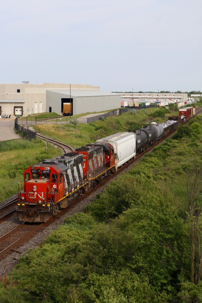 With all the new motive power around today sporting CN's current paint scheme, it sure is nice to catch a couple of old standard cab workhorses in old paint even if they are in dire need of a repaint. The GP38s have only had a few modifications over the years such as the addition of ditch lights, relocated horn and new electronic bells. The 4717 is a new unit for me. Here we see local 551 working the industries on the north track after working the glass lead. The last car, a centre beam loaded with lumber is destined for Tamarack Lumber in Burlington to be dropped on the return trip to Aldershot.