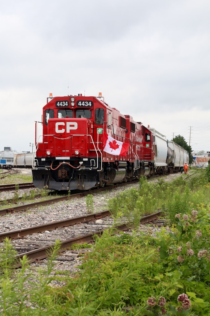 With Canada's 150 Birthday only one day away I found this shot today at Streetsville Junction fitting. Here we find former SOO Line GP38 4434 nicely decorated with a Canada flag as the crew of T14 grabs the last car left by the OBRY. After a quick break the train will head back to Toronto yard.