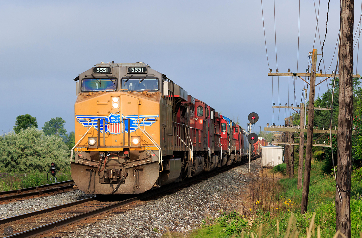 Entering the CTC portion of the Mactier Sub at the north end of Bolton, 420 rolls along by with 47 cars on the drawbar for Toronto yard.
UP 5551, CP 9824, 9826, CEFX 1047, CP 6610, 9820