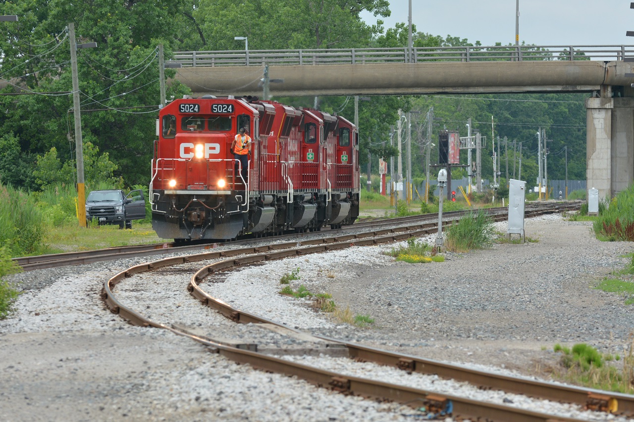 CP T40 heads light approaching McDougall Street with a trio of SD30C-ECOs where it will then reverse in to Windsor Yard