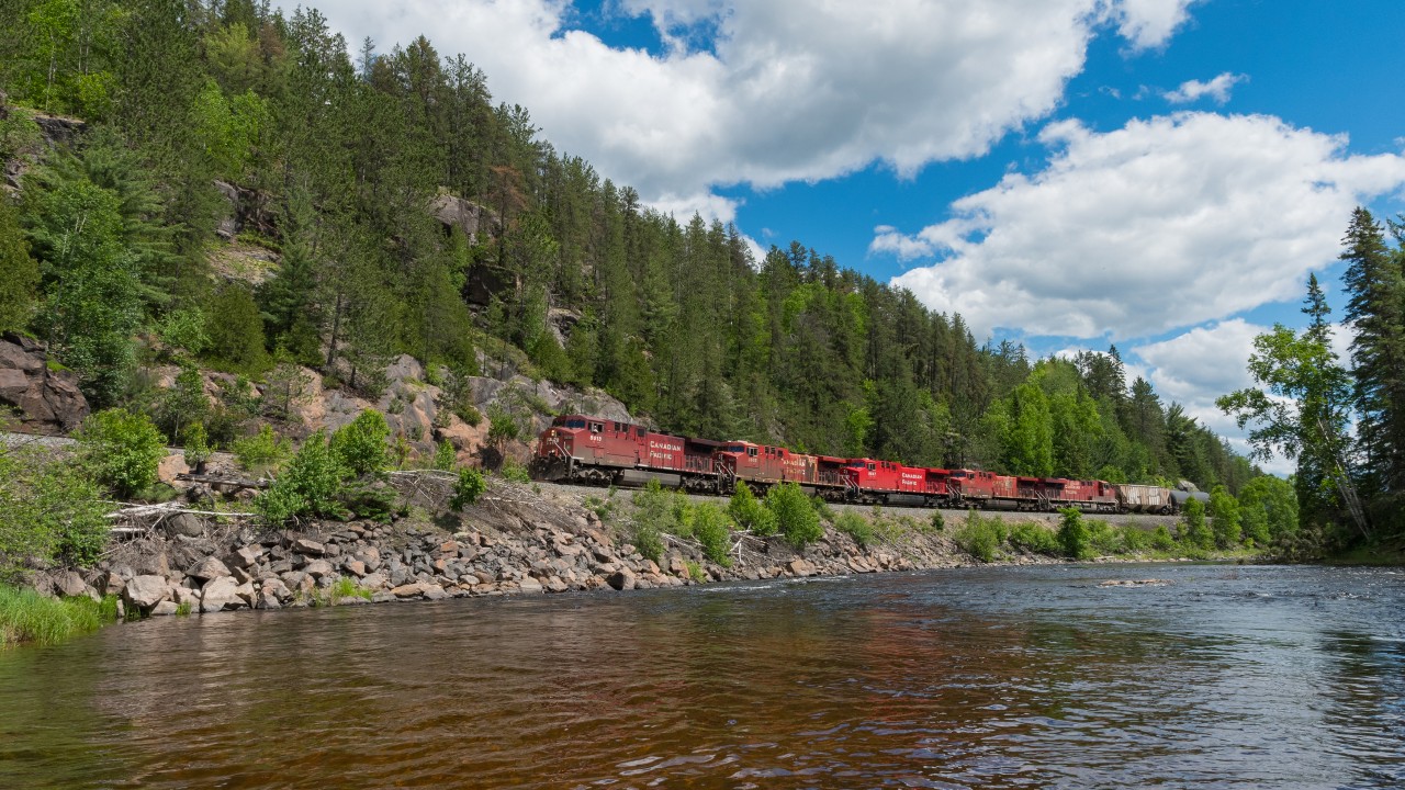 CP 8618, 9282, 9547, 9543 & 8720 head west along the shore of the Spanish River approaching Pogamasing.