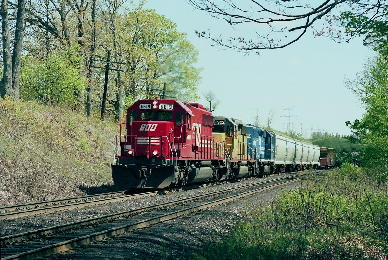 Nice colourful westbound, back in the days of endless CP leasing. One of the very last SD40-2s built for US railroads is this 6619, from a series 6618-6623, built in 1984. Note lack of dynamics. Trailing units are GATX 902 (former MP SD40-2) and Conrail SD40 6304. This sheltered mini-hillside not far from Campbellville Pond was a nice place to hang out back then, mostly free from bugs as well as a great place to watch westbound trains struggle on the grade thru here.