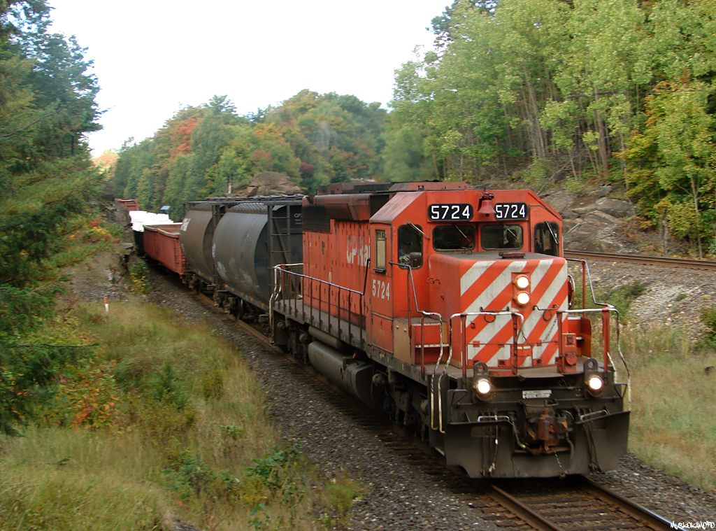 CP 434 - CP 5724 South coasts through Rosseau Road beside CN's Bala sub on the approach to Brignall, where they'll clear into siding for a Northbound before heading home to MacTier.