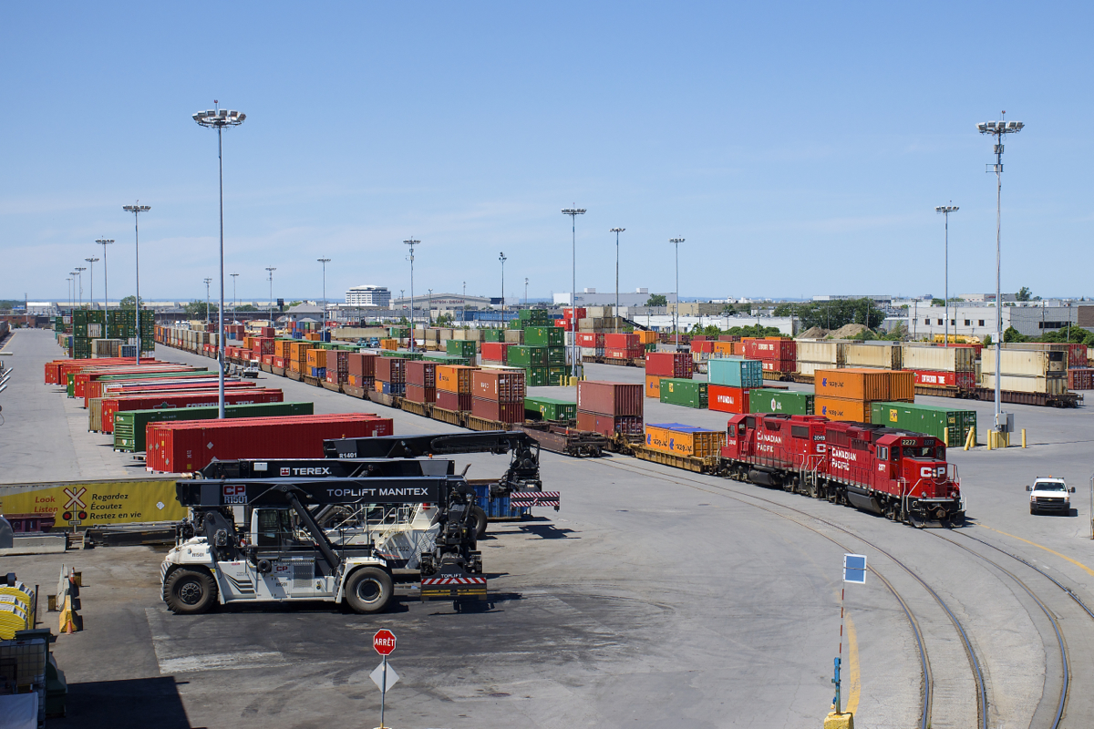 CP 2277 & CP 3048 prepare to leave Lachine IMS yard with an intermodal transfer destined for nearby St-Luc Yard.