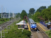 A few last second passengers board AMT 16 at Cedar Park Station during the morning rush hour. Leading is ex-GO Transit F59PH AMT 1342.