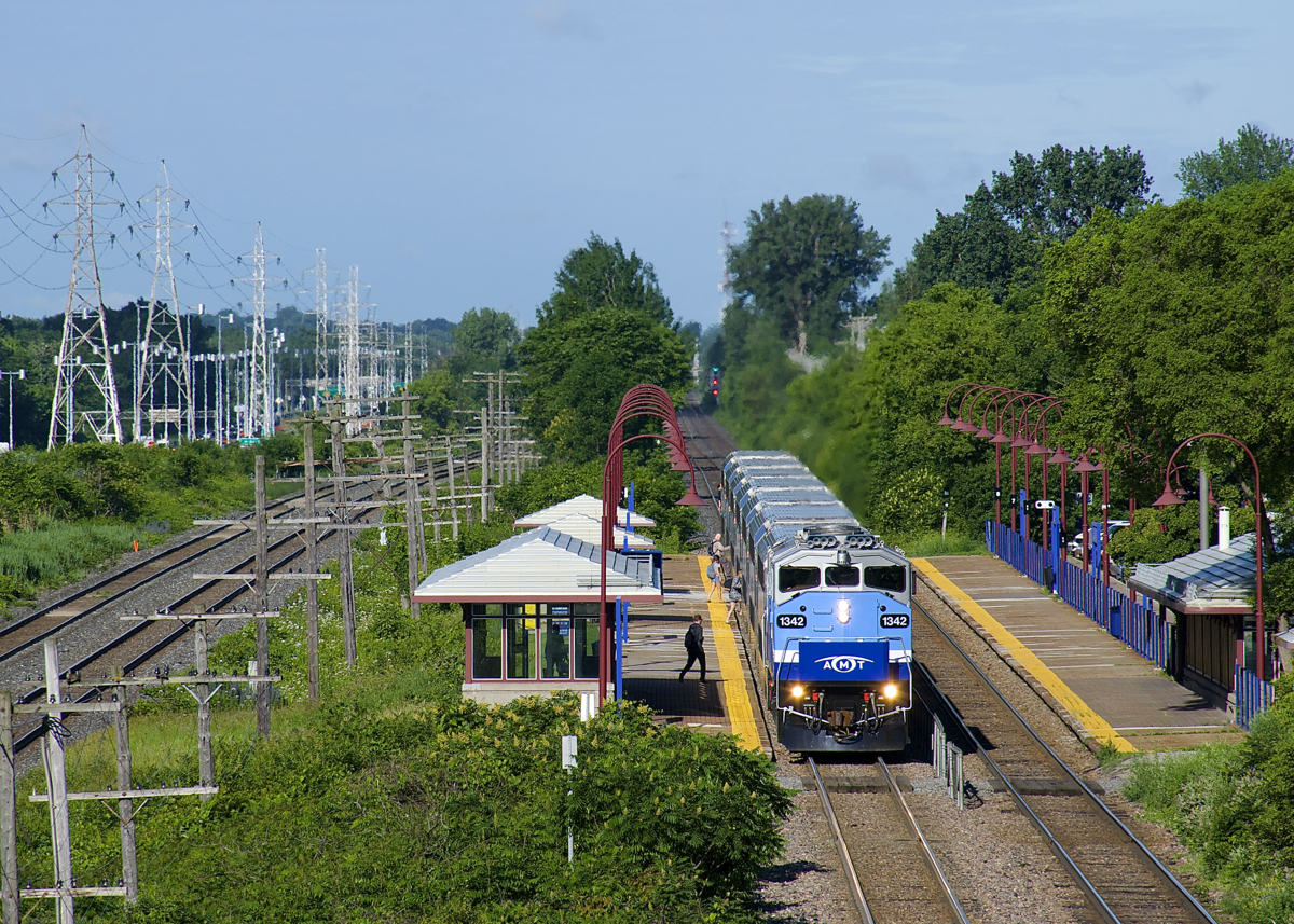 A few last second passengers board AMT 16 at Cedar Park Station during the morning rush hour. Leading is ex-GO Transit F59PH AMT 1342.