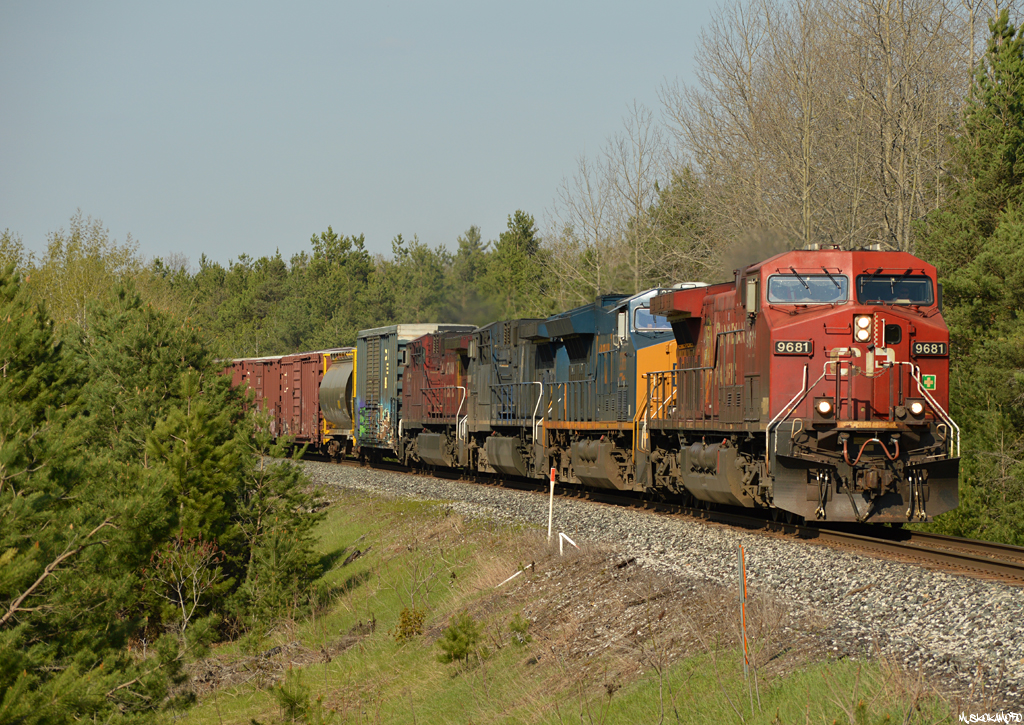 CP 420 - CP 9681 South slowly pulls out of Midhurst during some "heat rail" slow orders, the temperature is well over 30 degrees today slowing trains down across the region. CSXT 3366 adds some extra color for an interesting lashup for Toronto yard, barely home an hour after driving home from Novia Scotia it was a nice treat to come home to. Worth the extra few minutes in the truck!