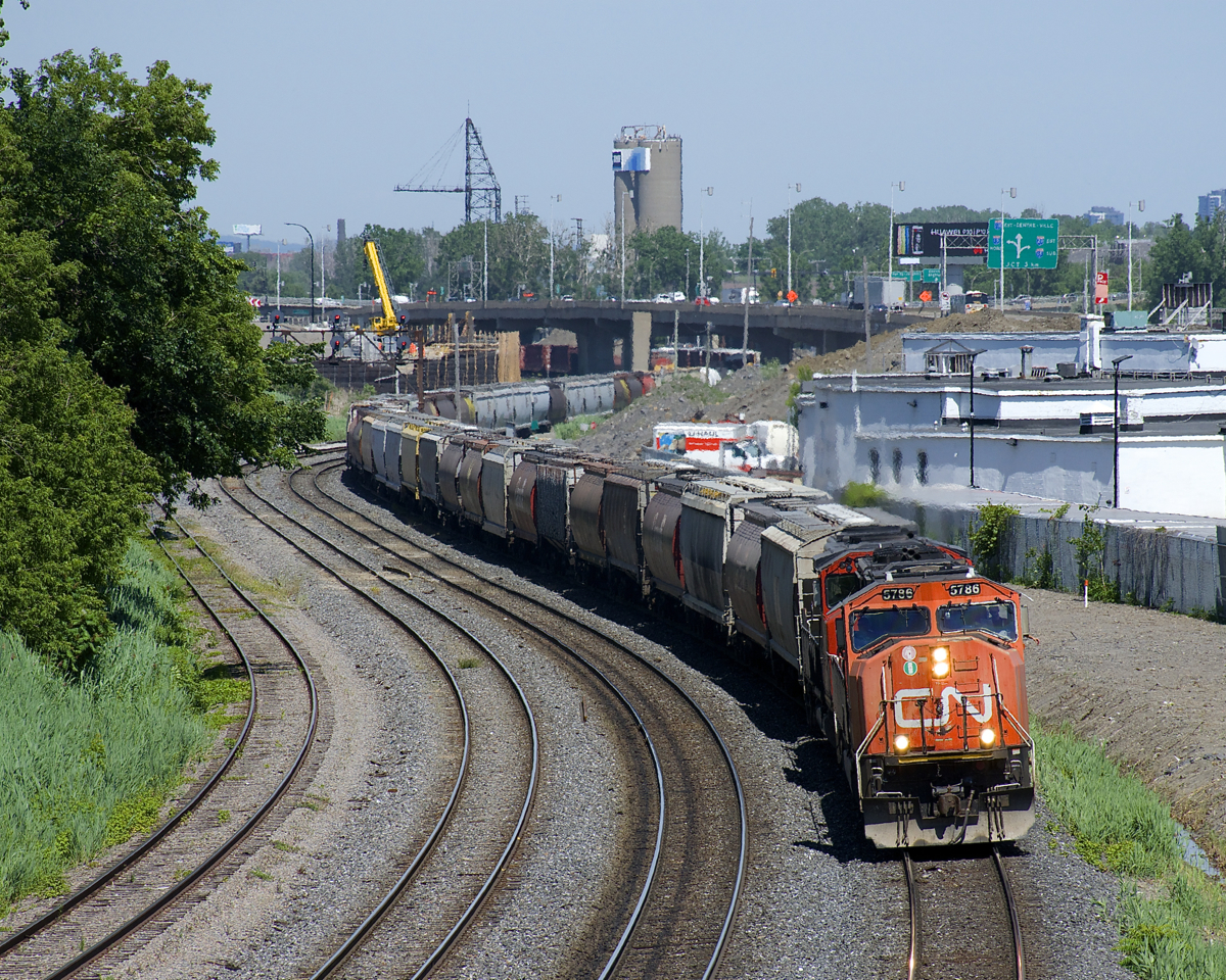 CN 5786 & CN 5325 lead CN 527 west, unfortunately for me on the south track of CN's Montreal Sub.