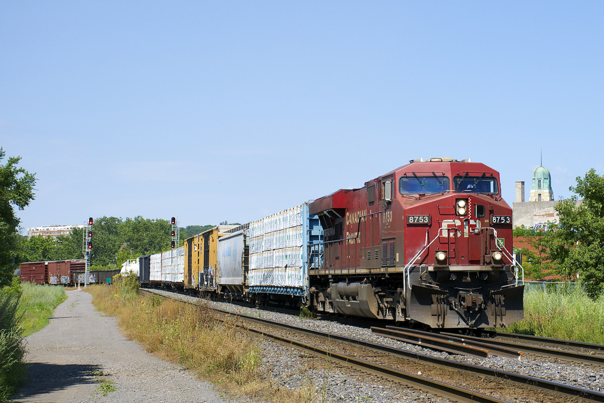 CP 8753 has one improvised numberboard as it leads CN 528 through the St-Henri neighbourhood with a short train. This NS run-through train normally features NS power, but CP power is seen on this train now and again.