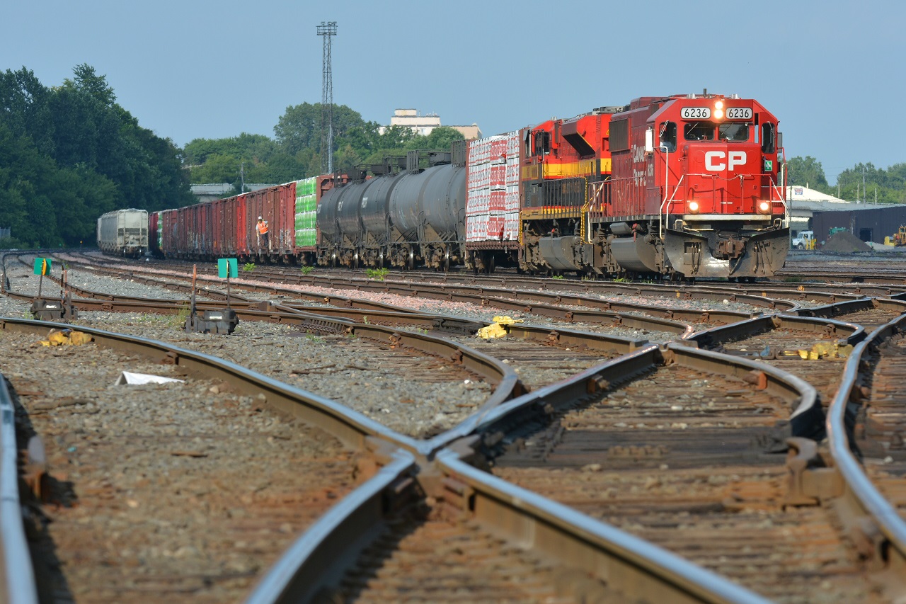 CP 241 lifts mixed freight out of London yard after arriving with all IMS traffic for Detroit