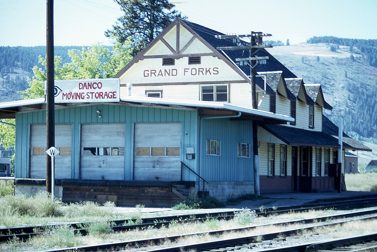 The old Grand Forks station, once part of the Columbia & Western Rwy for which it was built in 1900, still stands. The Columbia & Western became part of the CPR. The track is long gone now, but the building is currently  popular as the Grand Forks Neighbourhood Pub & Columbia Grill. The eatery is listed under 'Historic Places' and in situ at West Grand Forks, which used to be known as the community of Columbia. There is still a railroad in town, the 3.7 mile Grand Forks Rwy, owned by Interfor (International Forest Products) but its outside connection is with the Kettle Falls International, a US operation.