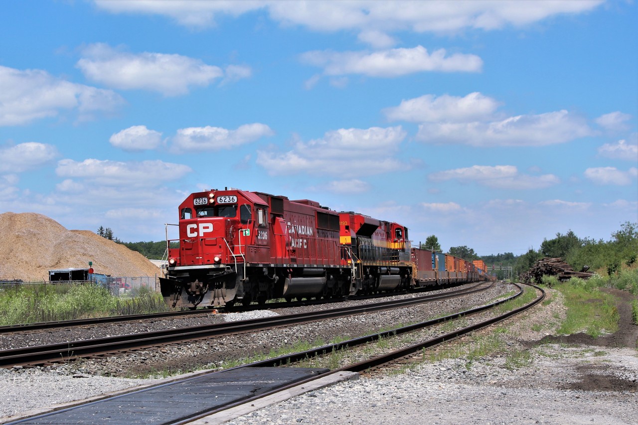 While waiting for CP 650, along came CP 141 going in the right direction, (westbound), for proper lighting on a bright sunny day. A very clean SD60 in CP 6036 leads an equally clean KCS 4193 through Guelph Junction on their way to Wolverton. There sure seems to be an abundance of foreign power travelling the Galt sub the last few weeks.