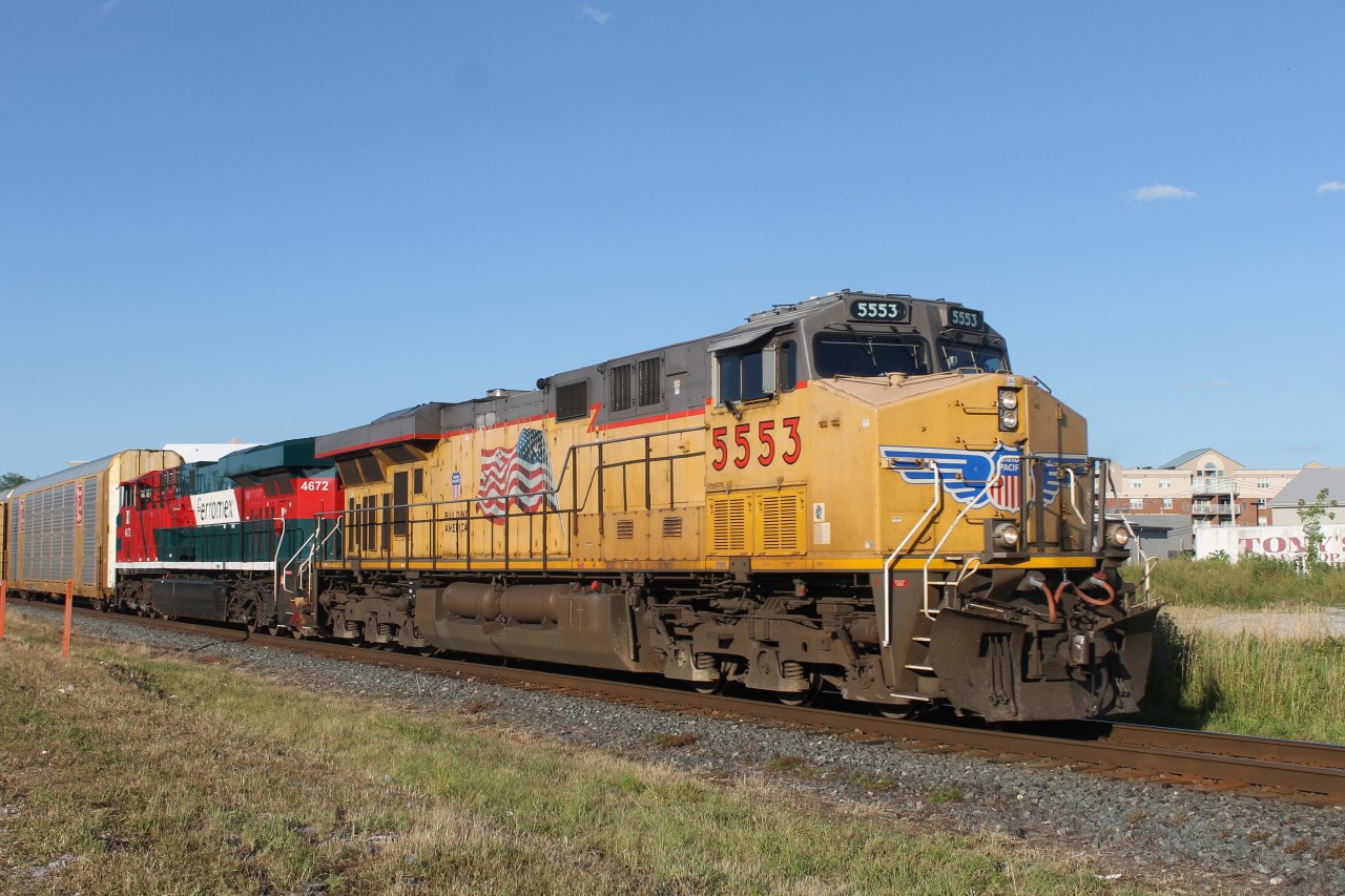 UP 5553 & FXE 4672 lead CP 147s autorack train through Chatham, Ontario