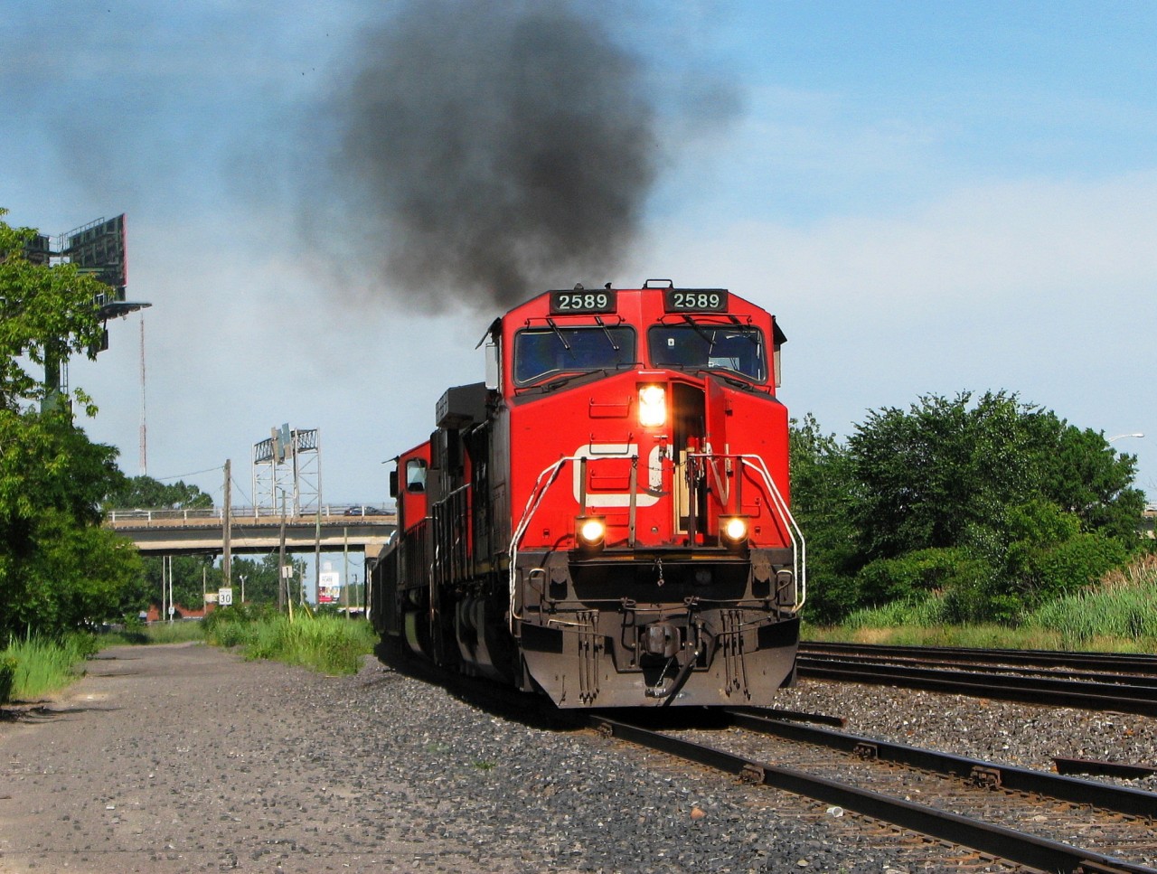 CN-2589 a C44-9W on route X-321 going direct to Toronto  smoking after have waiting long in the heat to get is green light from the controler