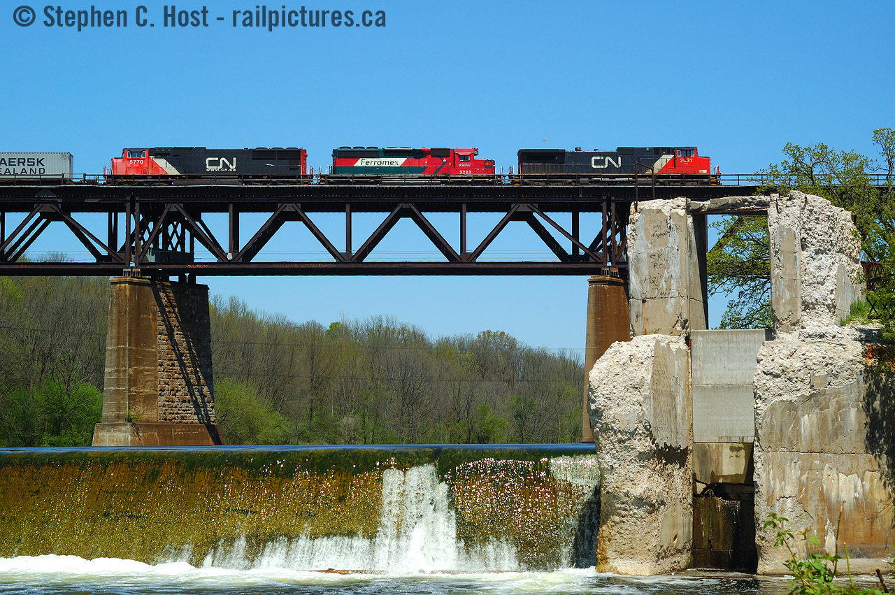 I haven't posted a CN shot in a while - here's a real rarity:  Ferromex in Canada - I recall only three times now in the years I've been in this hobby and twice was on CP in 2015 and 2017. Here's one of them from the heydays of Foreign Power on CN and I don't recall this happening again. Funny thing at this time EMD London was building Ferromex SD70-M2's.