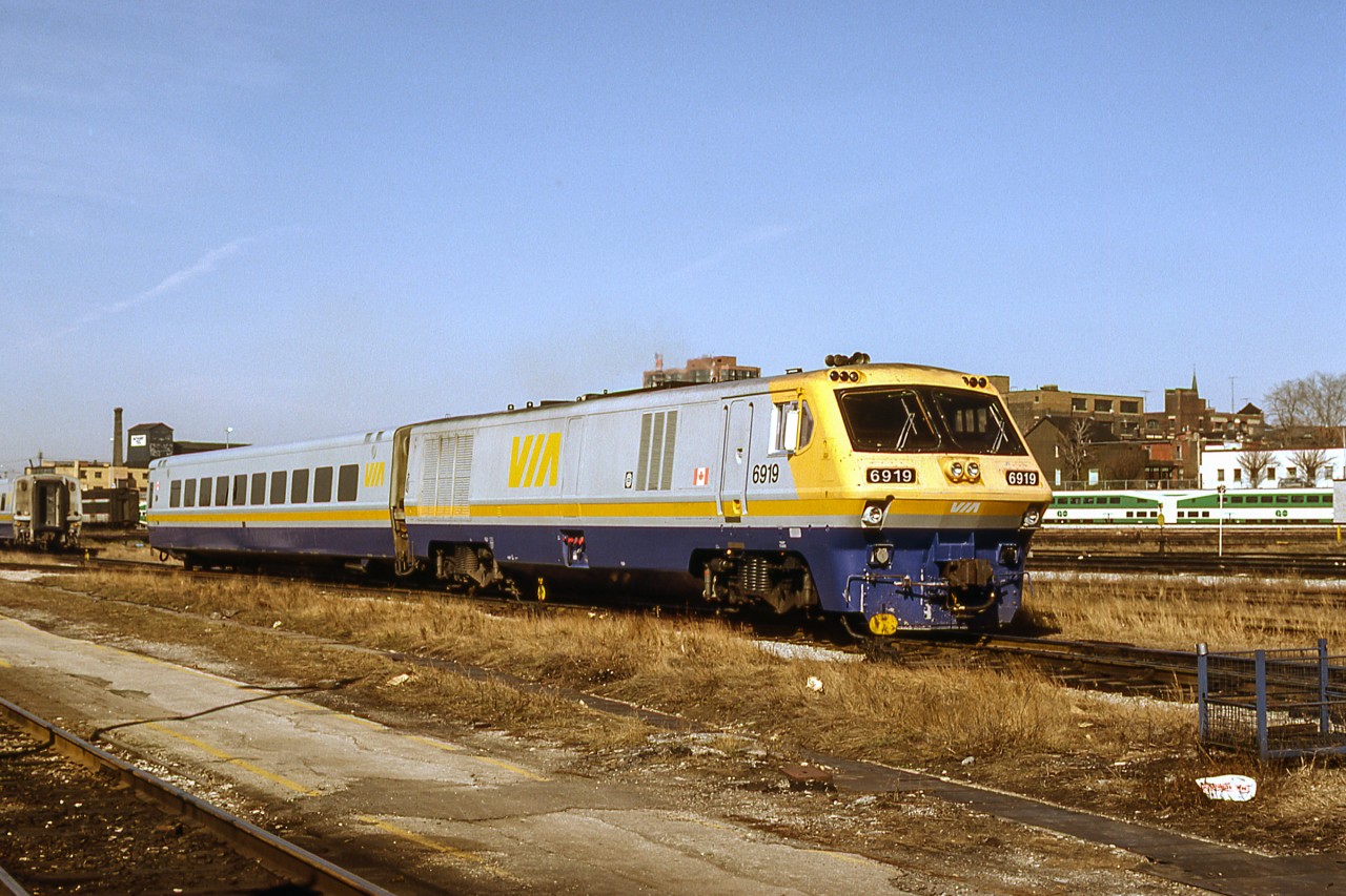 VIA 6919 and one LRC passenger car have separated from the rest of the train.