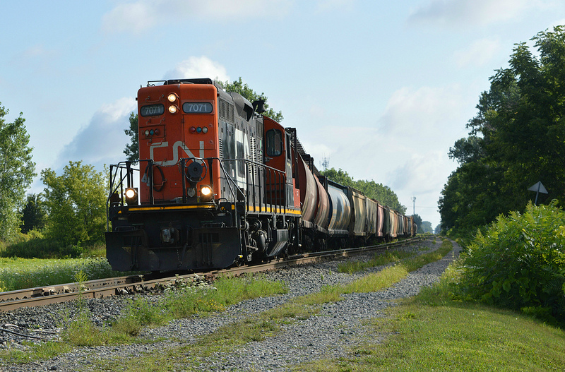 Prepping its train for another trip south to Blenheim, CN 514 gets to work early shunting around a few cars on the local siding track.
