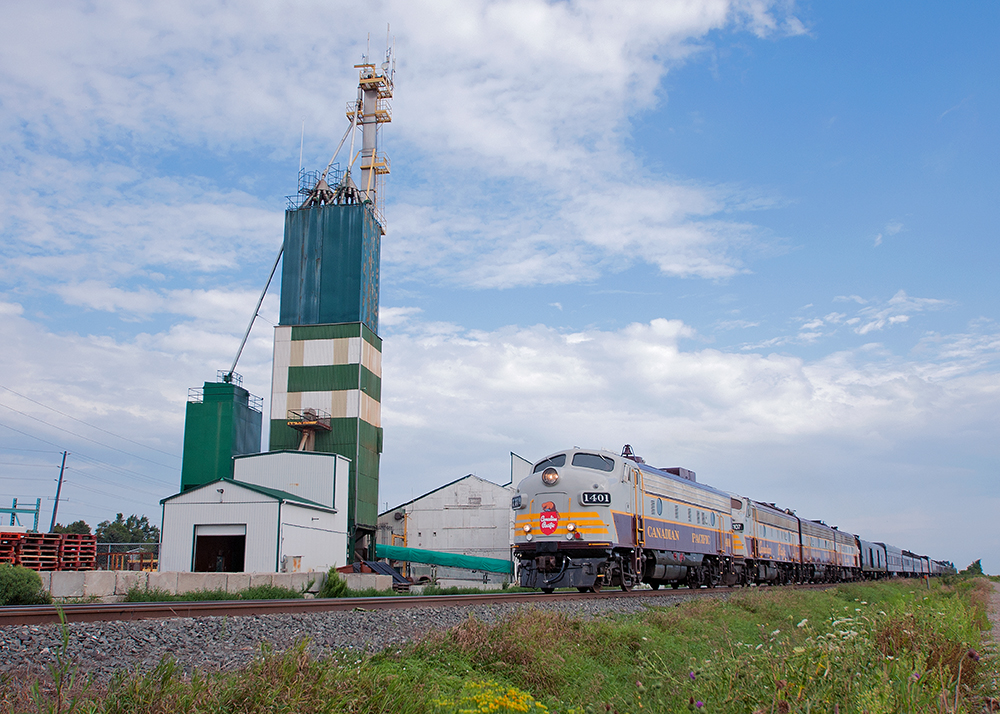 The race is on, CP 1401 highballs south through Baxter with an extraordinary A-A-B-A lashup.