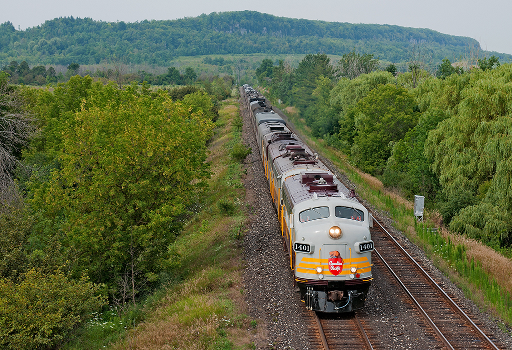 Heading east on the Galt Sub, CP 40B approaches Milton West heading for Toronto.