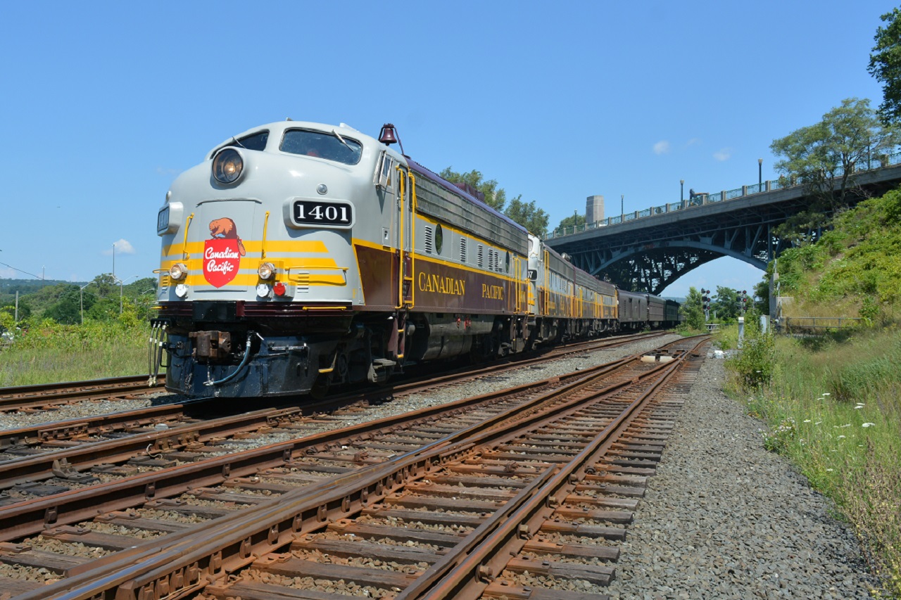 Finishing the descent in to Hamilton, 40B passes under York Blvd at CP Desjardins almost at it's destination of Gage Park for tonight's CP 150 celebration