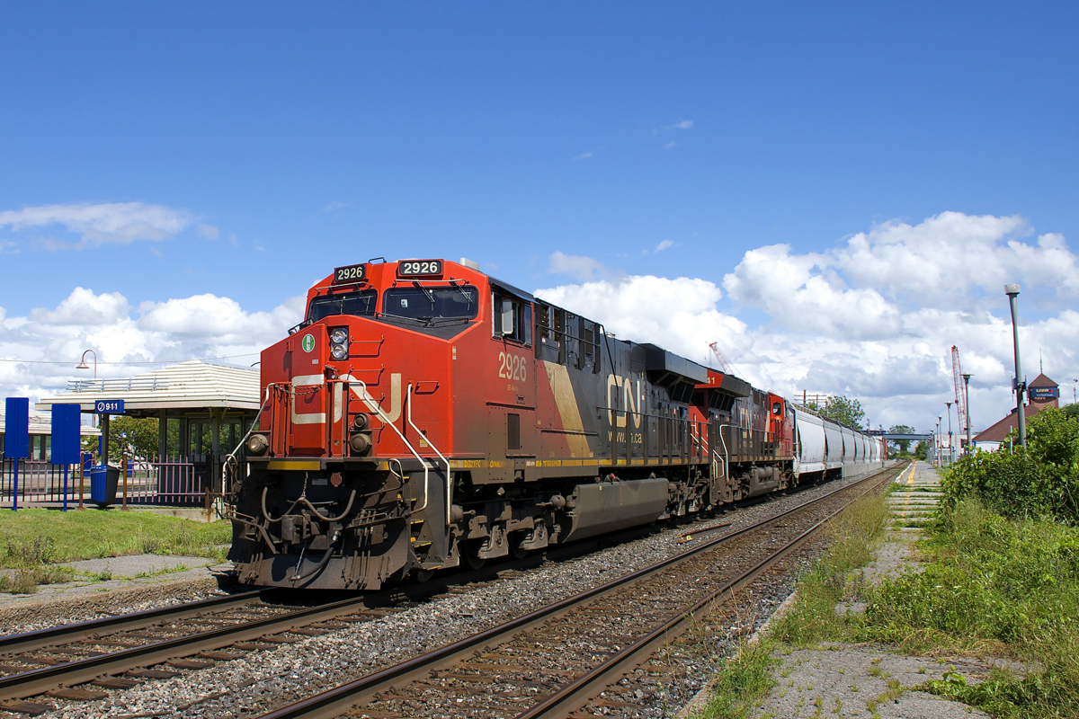 CN 2926 & CN 3041 lead CN 377 through the VIA Dorval Station just a couple of minutes before CN X372 passed on the south track. At left is the RTM Station.