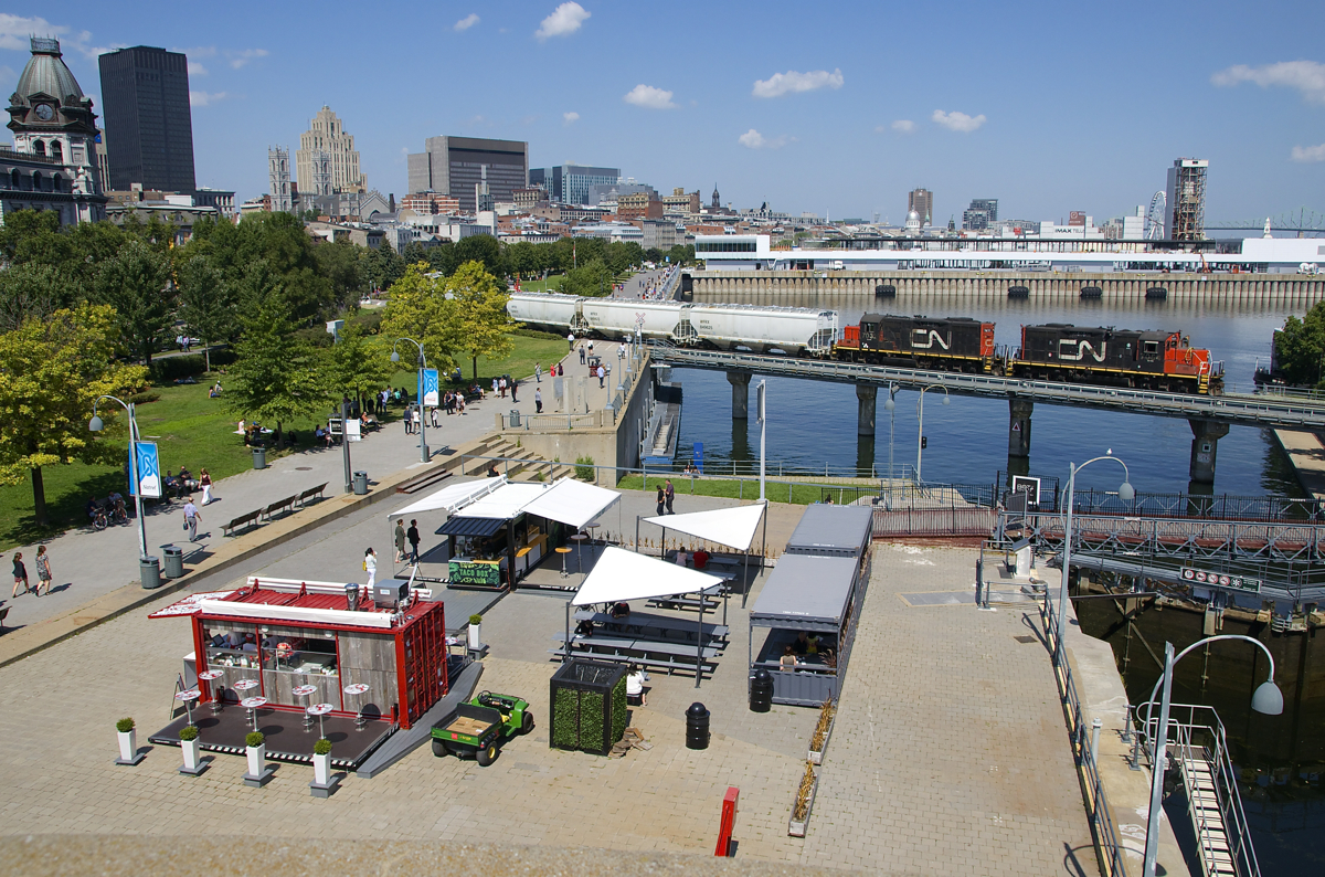 CN 7054 & CN 7032 are leaving the Port of Montreal with a short transfer during lunch hour on a gorgeous day.