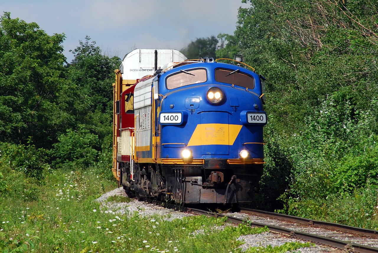 The OSR Woodstock Job, with OSRX 1400 & 1620, have completed sorting auto racks in Beachville and are now accelerating out of town approaching Domtar Line.  There day almost done, the crew would tie down there train east of Pemberton Street in Ingersoll and call it a day.