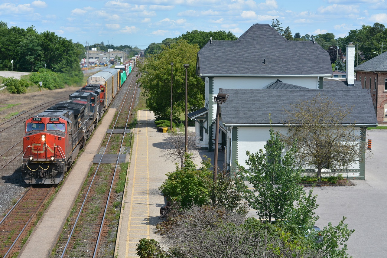 A fashionably late M385 due to a Mac power shortage takes the North past Woodstock VIA