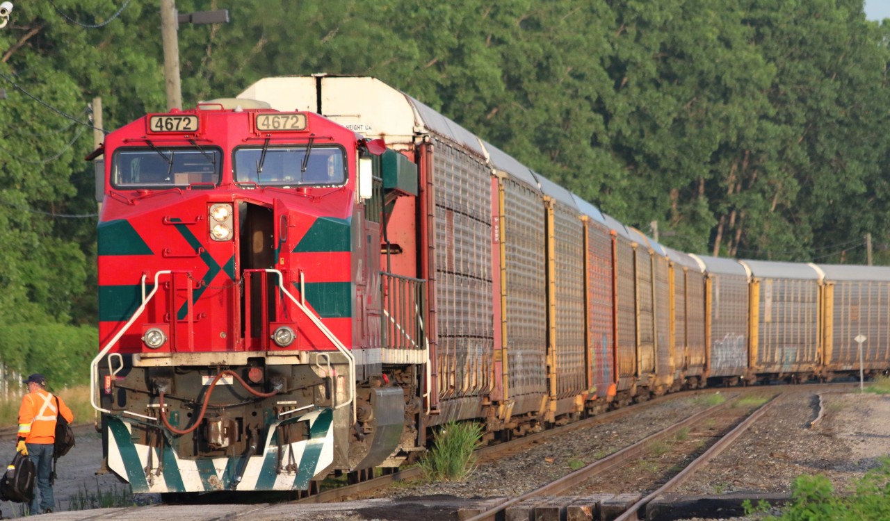 FXE 4672 has just arrived in Windsor, Ont with train CP 244. Before heading east CP 244 will get a new crew and CP 8510 will take point.