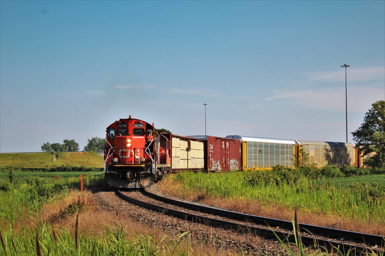Here we have CN YVWS-02 (CN's Windsor Local) with CN 7046 & 7081 (GP9RMs) rounding the Pelton curve, and heading north towards CP's Walkerville JCT. Eventually this train would have take a stop before taking the wye at Walkerville, since CN A438 would only be 9 minutes ahead of them waiting for the clear to cross over  the CP Windsor Sub.