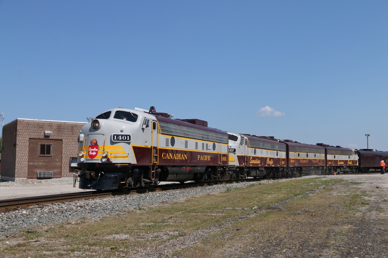 CP 1401 leads the 150th train around the connection at Guelph Junction