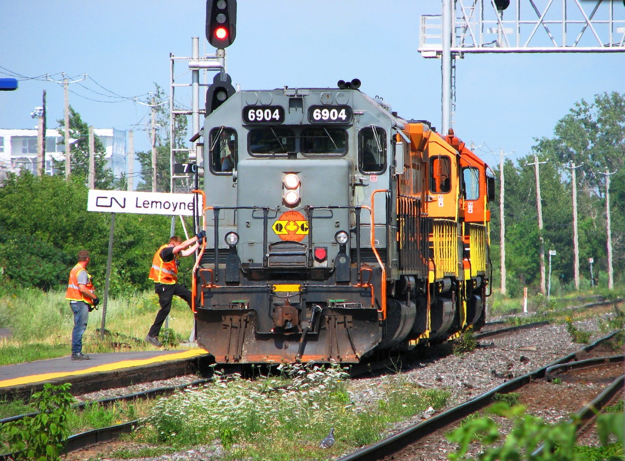 S&A 6904 with two others diesels came out up to St-Lambert by north service track  to go on the north maine track back to Southwark yard to be able to go east north track in yard the yard was full route 393 have change for 394