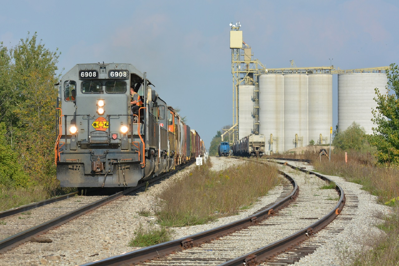 GEXR 431 climbs the grade past the Shantz Station Terminal as it nears Kitchener for work