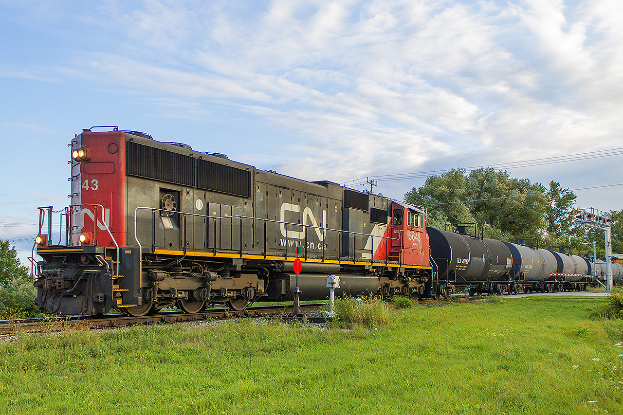 Tonight's version of CN 438 is led by engine 5643, which almost leads in popularity as seeing VIA 905 on Train 78. It came to a slow rolling stop, blocking the evening traffic at Keil Drive before rapidly pulling forward to lift some cars from the siding.