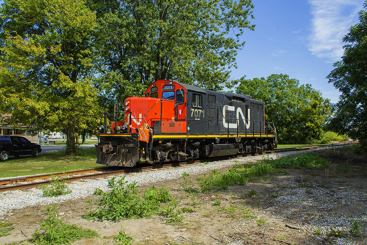 A nice little shot of diminutive CN engine 7071, after having finished switching out the Agris Co-Op facility. The engine will return up the grade and couple onto the rest of it's train, and tug it a few short feet across Hwy. 21 to perform the remaining switching duties at Agris' silos.