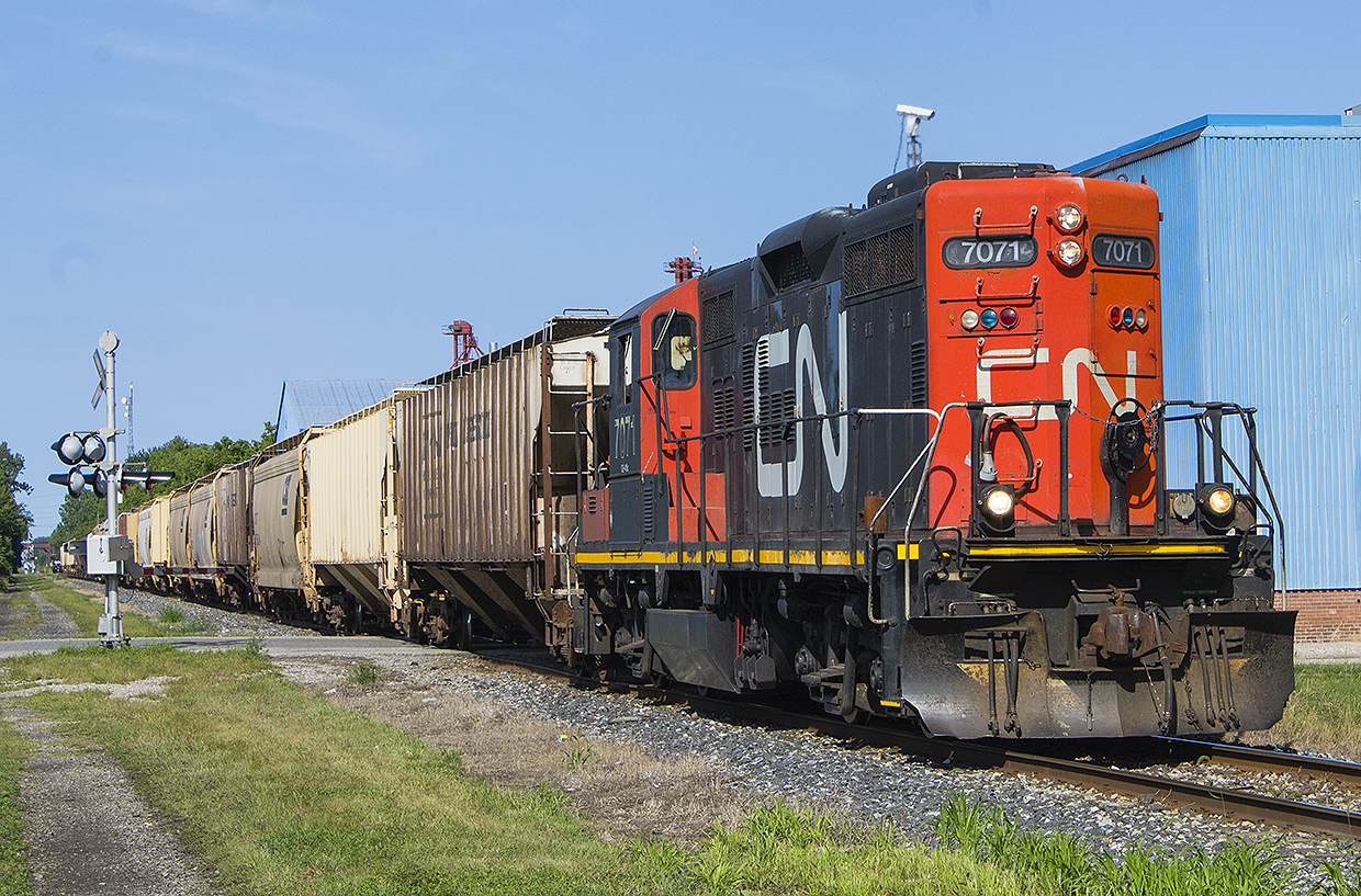 For L514, it is a real treat sometimes when you get to photograph it. As usual, it's main consist is grain cars, as it services the Thompson's mills in Blenheim as well as the Agris silos in Thamesville. Here I was able to catch a late running 514 coming back into Chatham, passing the very recognizable (blue) MSSC plant at St. George Street. It's nice to see a 'local' train have more than the usual 10 cars in tow.