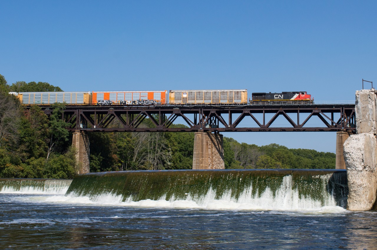 CN E276 soars high above the Grand River.  Paris can always make a boring CN leader look good.