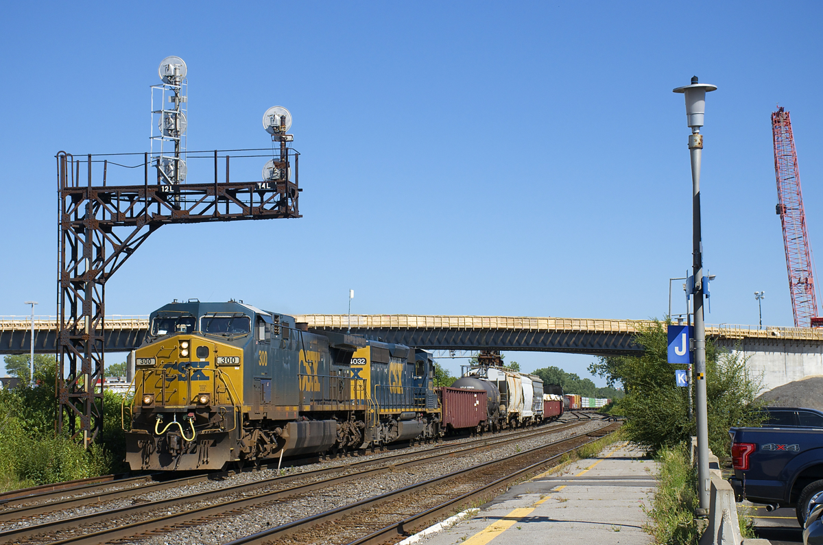 AC4400CW CSXT 300 and SD40-3 CSXT 4032 lead CN 327 through Dorval Station on a lovely September afternoon.