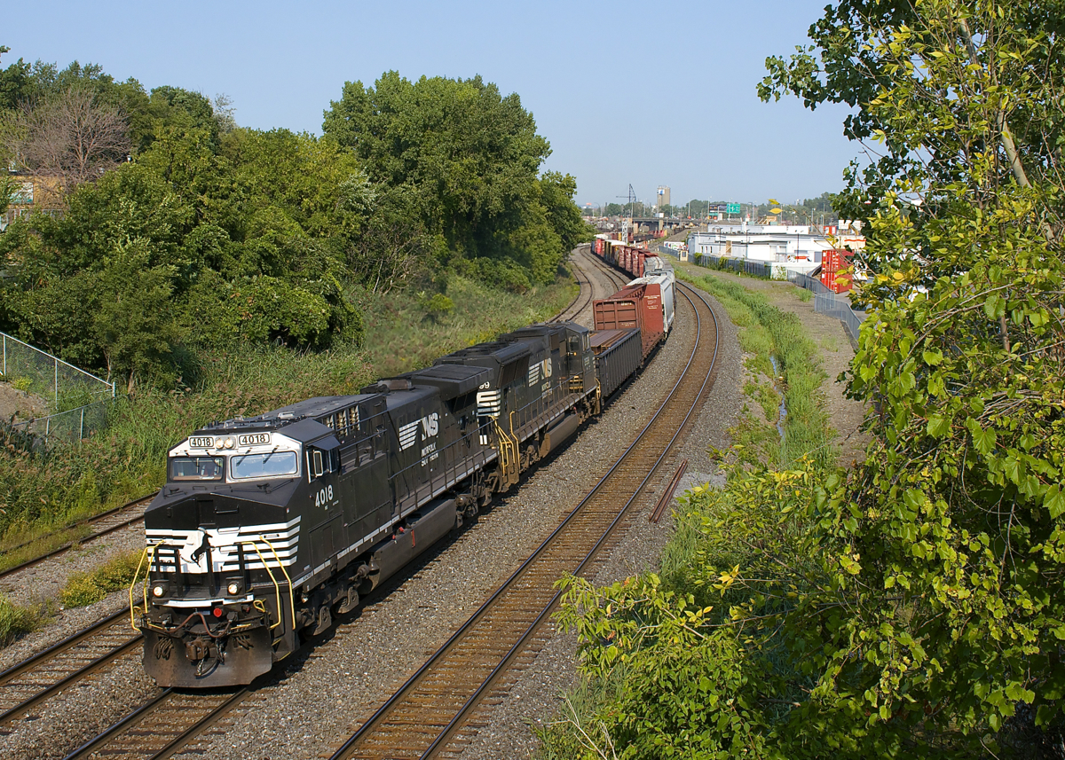 NS 4018 is a GE AC44C6M that was rebuilt from Dash9-40C NS 8788 earlier this year at GE's Forth Worth plant, and it's still looking fairly fresh as it leads CN 529 through Montreal West, with SD70M NS 2599 trailing.