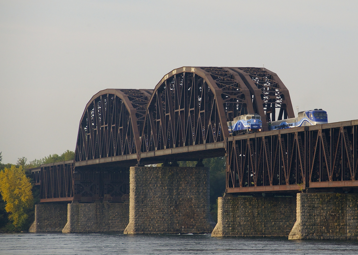F59PH AMT 1342 is leading AMT 76 on the east track of CP's bridge over the St. Lawrence River, just as F59PHI AMT 1322 passes on the west track in the opposite direction, pushing a deadhead move back to the South Shore.