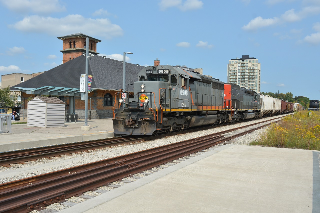 For what is probably the first time since the G&W takeover, GEXR 431 is running with a solid grey lashup. Approximately 10min behind 431 is 582 running light power after interchanging the steam generators with CN