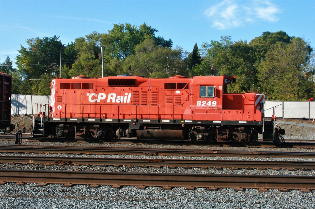 Here's a side view of the Gp-9 that I saw in the yard a couple weeks back. Just the other day, i was driving buy the yard shops and saw this coupled up to VALE #2001. I haven't seen it since.