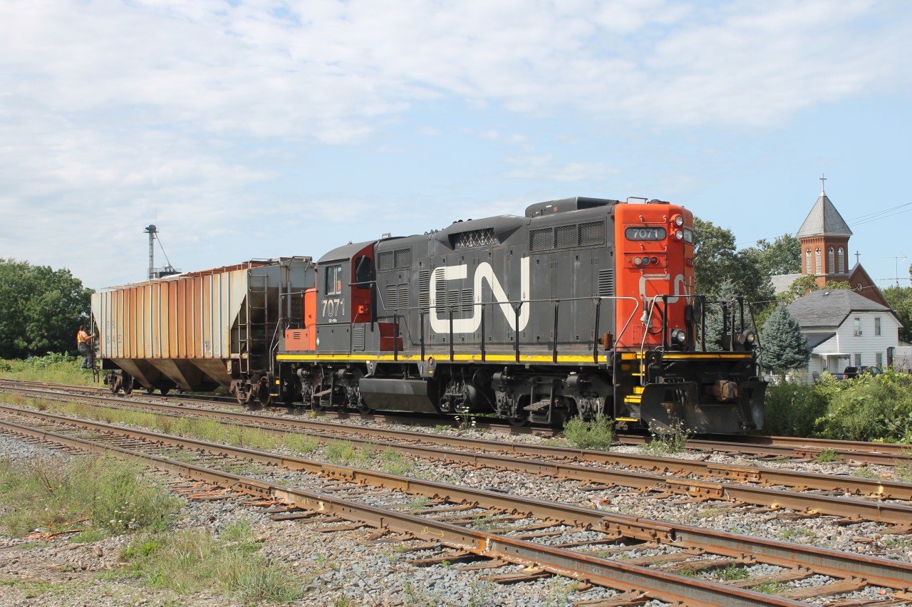CN 7071 is ready to push one grain car into the side track for AGRIS in Thamesville. It would lift three cars out before dropping this car. I never knew it serviced the small AGRIS Co-op. I only knew it serviced the four grain elevators to the right of me, (out of this photo).