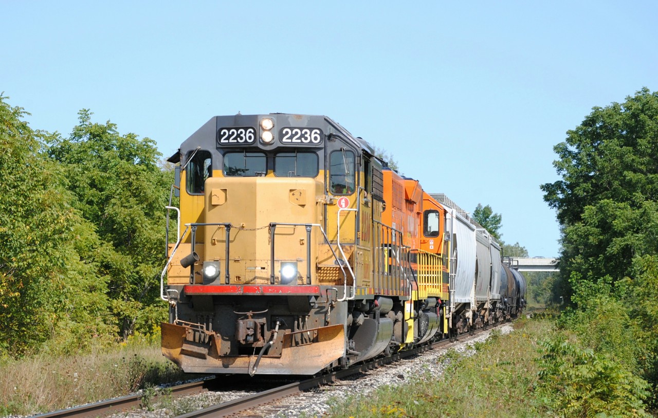 GEXR 580 led by LLPX 2236, rolls by Breslau just east of Kitchener. Later, they will take a cut of cars from the Kitchener yard and interchange it with CP.